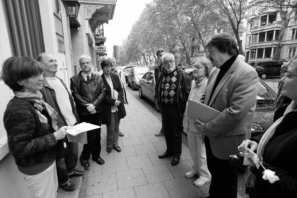 Würdigung Maschmeyers bei der „Stolperstein“-Verlegung durch Inge Naumann-Götting vom Aktiven Museum Spiegelgasse (ganz l.), den Ortsvorsteher Wiesbaden-Mitte Roland Presber (3. von l.) und den „Paten“ Dr. Axel Ulrich (2. von r.) am 1. Oktober 2013